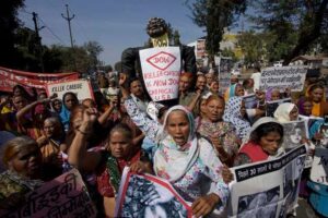 Bhopal pension protest 20th anniversary (Giles Clarke) 2