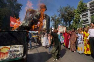 Bhopal pension protest 20th anniversary (Giles Clarke) 3
