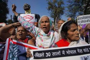 Bhopal pension protest 20th anniversary (Giles Clarke)