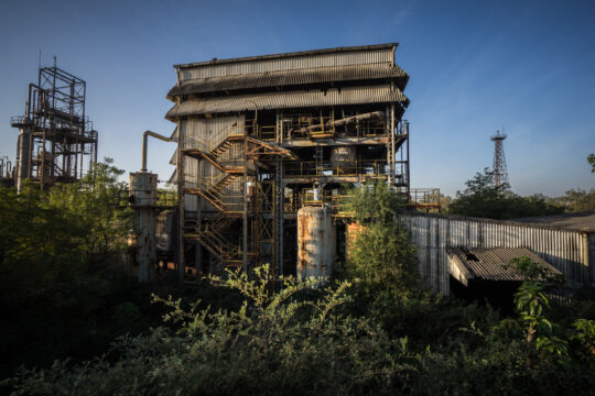 Union Carbide's Abandoned Factory. Photo (c) Giles Clarke.