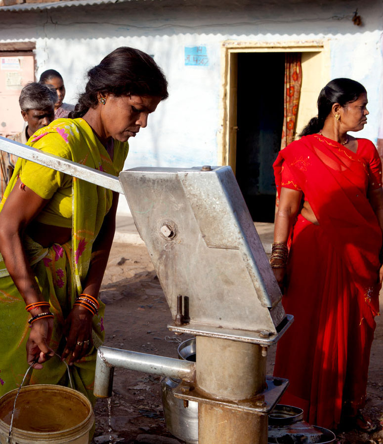 Villagers collecting water from a contaminated well in Bhopal. Photo: (c) Alex Masi.
