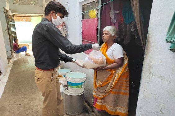 rsz_distributing_rations_to_the_poor_&_vulnerable